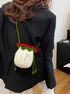 Mini sac seau crocheté à la main avec tulipes rouges et texture tricotée blanche