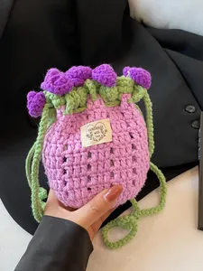 Sac seau fait main en crochet violet avec fleurs et fermeture à cordon vert ajustable
