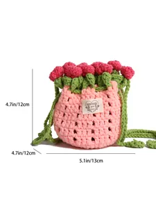 Sac seau rose crocheté avec motif rose, étiquette faite main et bandoulière verte