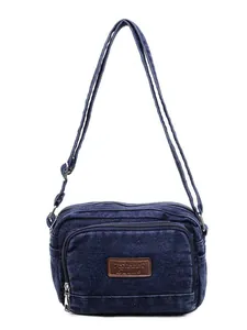 Borsa a tracolla retrò in denim con toppa in pelle marrone e tracolla regolabile su bianco