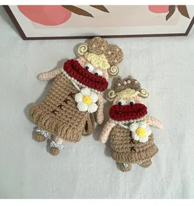 Détails de poupées au crochet faites main avec chignons jaunes et accents rouges