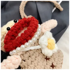 Détails de la pochette en crochet faite main avec collier de perles et petite fleur