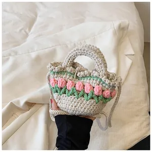 Dettaglio della borsa a secchiello fatta a mano all'uncinetto con tulipani 3D rosa