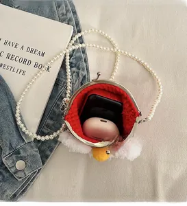 Dettaglio della mini borsa in peluche rosso con tracolla di perle e spazio interno
