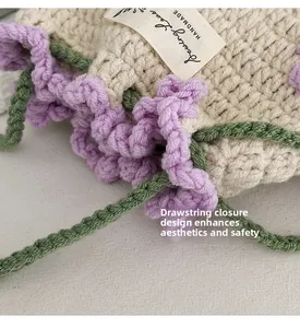 Detail der handgefertigten Stricktasche mit Kordelzug und Every Love HANDMADE Tag