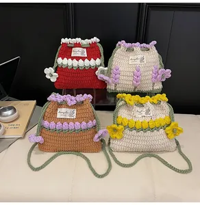 Detalle de bolsos cubo de ganchillo hechos a mano con tulipanes 3D y etiquetas de marca