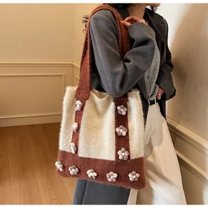 Détail du sac tricoté avec fleurs 3D faites main et bordures contrastées