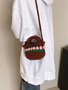 Mini borsa all'uncinetto fatta a mano con tulipani rosa e tracolla per vacanze al mare