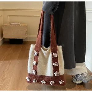 Détail du sac cabas en tricot avec fleurs au crochet 3D et texture moelleuse en mohair