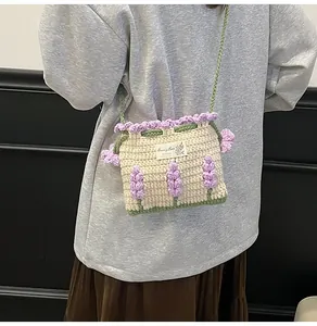 Detalle de mini bolso de ganchillo hecho a mano con bordado de lavanda y etiqueta