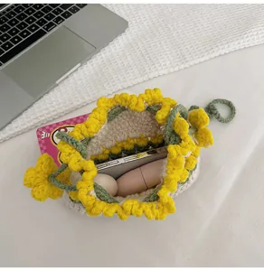 Detalle de bolsa de tulipán a ganchillo con espacio para móvil y cosméticos