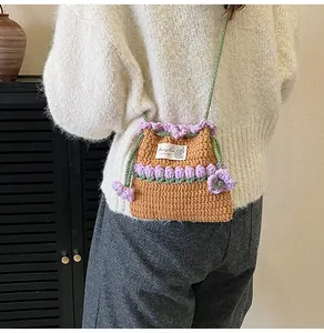Detalle de bolso de tulipán tejido a mano con cordón ajustable y etiqueta decorativa