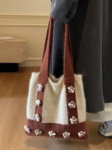 Sac cabas en tricot minimaliste avec détails de fleurs 3D et design rétro patchwork