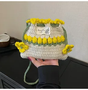 Primer plano del bolso de tulipán hecho a mano a ganchillo con texturas y detalles florales