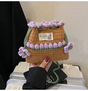 Detalle de la textura de fibra de un bolso bombonera de ganchillo con tulipanes 3D