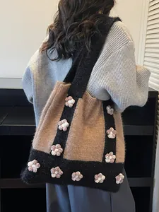 Sac à bandoulière en maille avec panneaux marron et noir et fleurs 3D sur mannequin