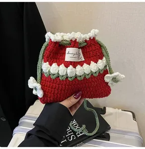 Primer plano de un bolso de ganchillo rojo hecho a mano con detalles de flores de tulipa