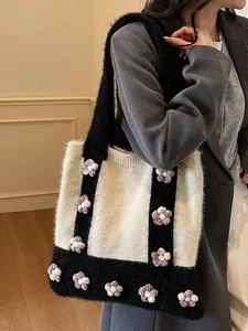 Sac cabas en maille à rayures noires et blanches avec détails de fleurs en 3D