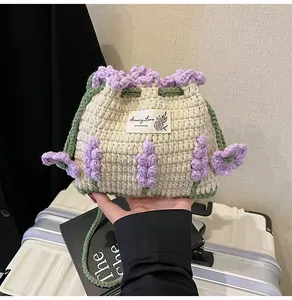 Primer plano del bolso saco de ganchillo hecho a mano con flores de lavanda en 3D