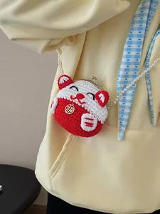 Mini borsa a tracolla gatto della fortuna fatta a mano all'uncinetto con catena di perle