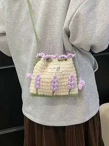 Bolso de ganchillo hecho a mano con tulipanes morados y correa verde en color crema