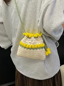 Bolso bandolera de ganchillo hecho a mano con tulipanes amarillos para vacaciones
