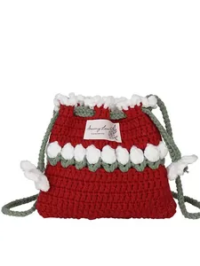 Bolso tipo cubo hecho a mano de ganchillo con tulipanes en hilo rojo y blanco