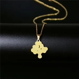 Élégant collier pendentif arbre de vie en acier inoxydable 304L doré sur support noir chic