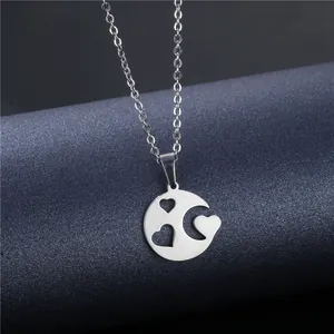 Minimalistische Edelstahlkette mit Herzanhänger auf einem runden Schmuckständer präsentiert