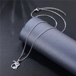Collana minimalista con ciondolo a gatto traforato in acciaio inossidabile lucido