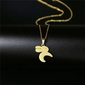 Collier à pendentif lapin doré minimaliste pour femme sur un support d'affichage noir