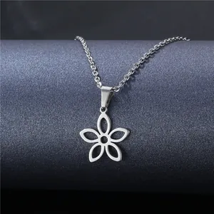 Silver hollow flower pendant necklace in stainless steel with minimalist O-chain design