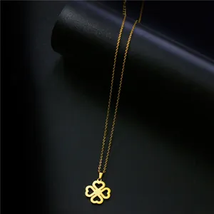 Collana in acciaio inossidabile dorato con quadrifoglio e dettagli a forma di cuore