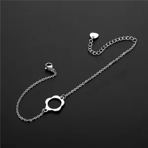 Bracelet minimaliste en acier inoxydable argenté avec pendentif fleur creuse et breloque cœur