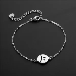 Bracelet minimaliste en acier inoxydable argenté avec pendentif emoji visage triste
