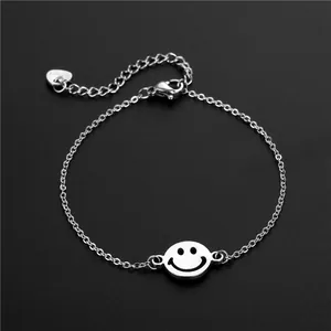 Bracelet minimaliste en acier inoxydable 304 avec pendentif smiley sur fond noir