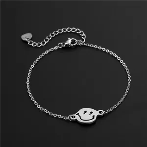 Bracelet en acier inoxydable poli avec pendentif smiley et détail de breloque coeur