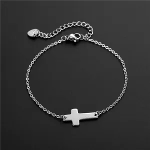 Bracelet élégant en acier inoxydable poli avec breloque croix et chaîne réglable pour femme
