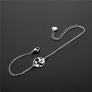 Bracelet minimaliste en acier argenté avec pendentif carte du monde sur fond noir mat
