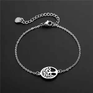 Bracelet argenté avec pendentif arbre de vie et chaîne réglable sur fond noir