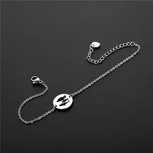 Bracelet minimaliste en acier inoxydable avec pendentif famille de trois et petit cœur