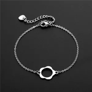 Bracelet élégant en acier inoxydable argenté avec breloque fleur évidée et chaîne à maillons