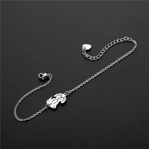 Bracelet chien mignon en acier inoxydable avec chaîne réglable sur fond noir