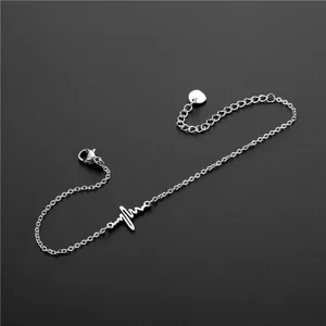 Bracelet minimaliste en acier argenté avec motif ECG, fermoir mousqueton et breloque coeur