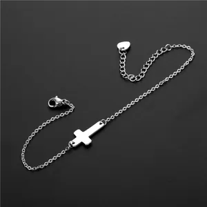Bracelet en acier inoxydable poli avec croix horizontale, fermoir mousqueton et cœur