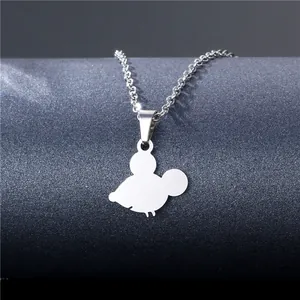 Poliertes Silber-Maus-Silhouette-Anhängerhalskette aus Edelstahl auf dunklem Hintergrund