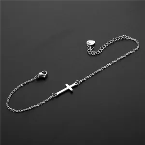 Bracelet croix en acier inoxydable argenté avec fermoir mousqueton sur fond noir