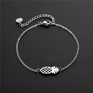 Bracelet en acier inoxydable argenté avec un pendentif évidé en forme d'ananas