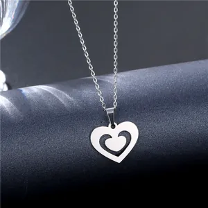 Elegante Edelstahlkette mit silbernem Doppelherz-Anhänger auf einem Displayständer