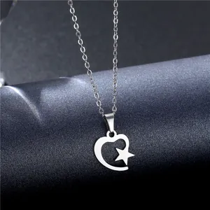 Minimalistische Edelstahlkette mit hohlem Herz- und Sternanhänger an einer feinen O-Kette